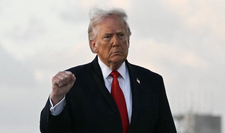 El presidente estadounidense Donald Trump levanta el puño a su llegada al Aeropuerto Internacional de Miami.
