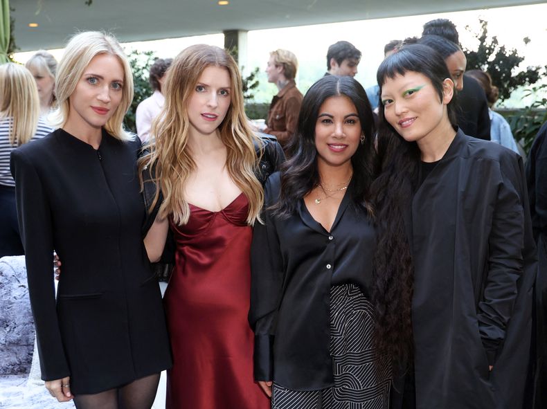 Brittany Snow, Anna Kendrick, Chrissie Fit y Hana Mae Lee en la celebración del Día Mundial de la Salud Mental de September Letters en Hollywood.