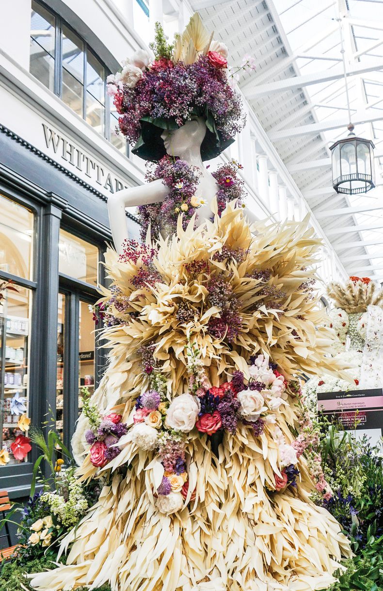 Muestra de vestidos hechos con flores inspirados en Downtown Abbey