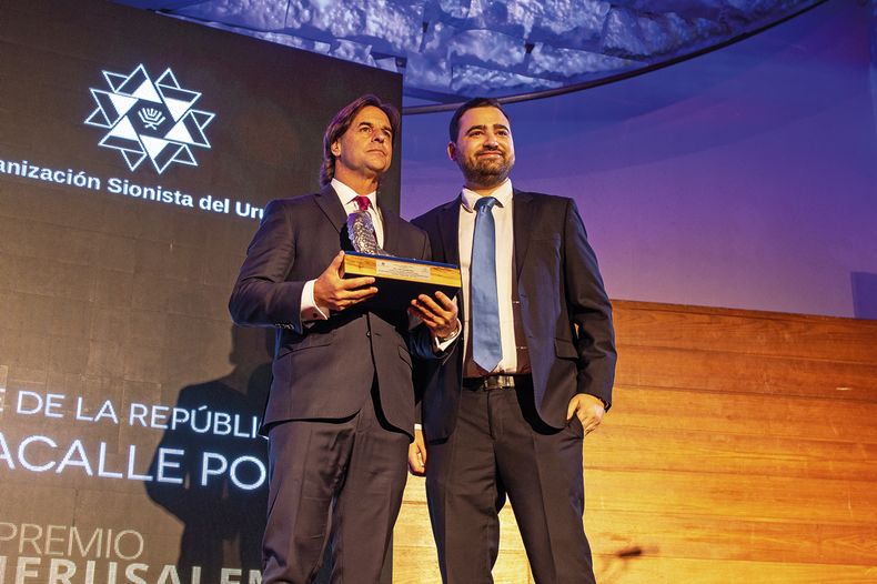 El presidente de la República Luis Lacalle Pou con el presidente de la OSU Javier Galperin