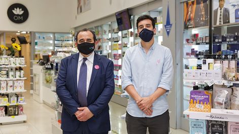 Presidente de la Comisión Honoraria de Lucha contra el Cáncer Robinson Rodríguez junto a gerente de Marketing de Farmashop Juan Teba. Foto: Lucía Durán