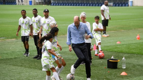 En el estadio Maracaná, William participó en un entrenamiento de fútbol con niños del club Terra FC. En el estadio Maracaná, William participó en un entrenamiento de fútbol con niños del club Terra FC.