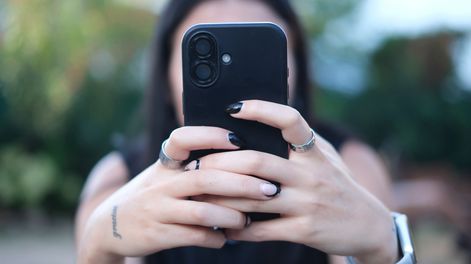 Pornovenganza y ‘ciberbullying’: Parlamento busca frenar difusión de contenidos sexuales creados con inteligencia artificial