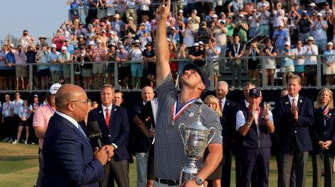 Bryson DeChambeau en la premiación del US Open