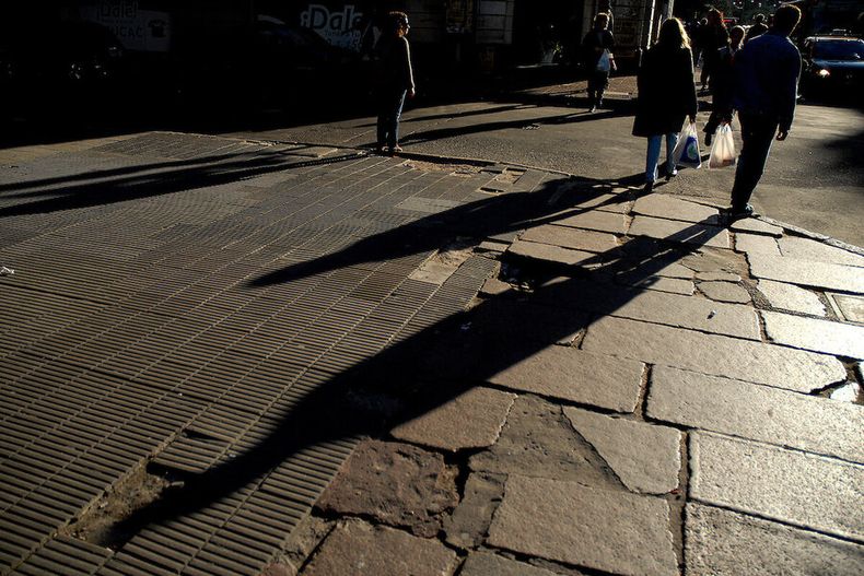 Avenida 18 de Julio al atardecer. Foto: Javier Calvelo / adhocFotos