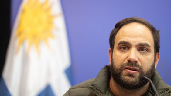 Gonzalo Civila durante la conferencia de prensa luego de declarar alerta roja meteorológica, en Torre Ejecutiva Gonzalo Civila durante la conferencia de prensa luego de declarar alerta roja meteorológica, en Torre Ejecutiva