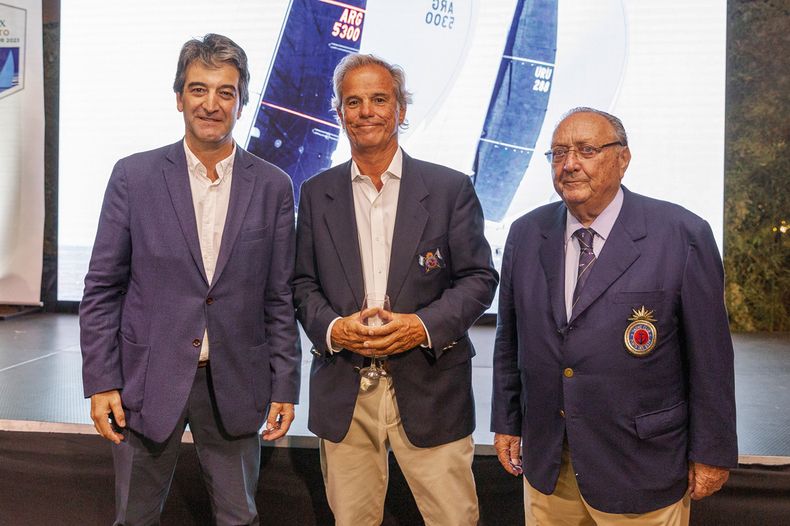 El subsecretario nacional del Deporte Pablo Ferrari, el comodoro del Yacht Club Argentino Alberto Urani y el comodoro del Yacht Club Punta del Este Juan Etcheverrito 