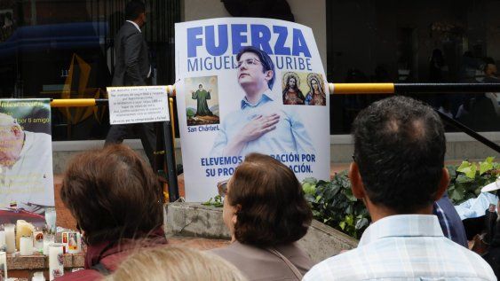 Personas rezan frente a la clínica Fundación Santa Fe por la recuperación del senador y precandidato presidencial colombiano Miguel Uribe Turbay en Bogotá (Colombia). Personas rezan frente a la clínica Fundación Santa Fe por la recuperación del senador y precandidato presidencial colombiano Miguel Uribe Turbay en Bogotá (Colombia).