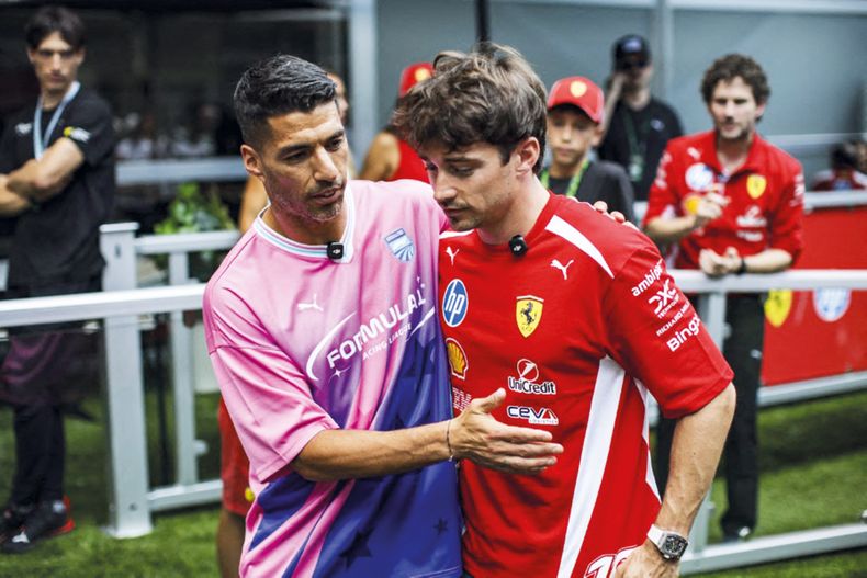 Luis Suárez jugó a la pelota con el piloto Charles Leclerc, quien también recibió de obsequio un botín del uruguayo.
