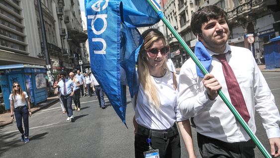 Una movilización de empleados bancarios reclama por salarios, en 2021. Foto: Javier Calvelo / adhocFOTOS Una movilización de empleados bancarios reclama por salarios, en 2021. Foto: Javier Calvelo / adhocFOTOS