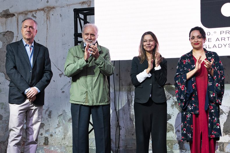 Óscar Prato, de la Fundación Julio Alpuy, con los jurados Ricardo Pascale, Patricia Bentancur y Amanda de la Garza