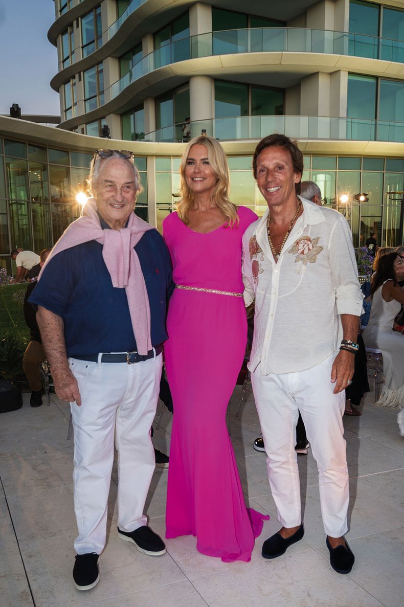 Sergio Grosskopf, representante de Grupo Fendi en Uruguay, con Valeria Mazza y Alejandro Gravier