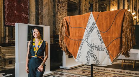 La pieza que Moara Tupinambá expone en la Bienal de Montevideo, una reinterpretación del manto que es identidad de su pueblo, posee una fuerte carga reivindicativa.