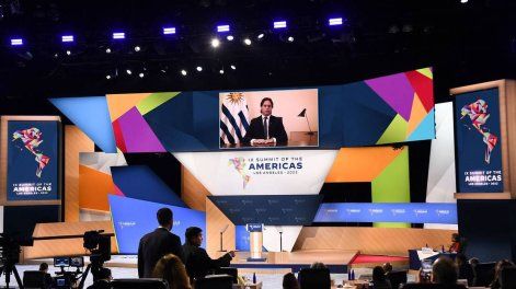 Luis Lacalle Pou, durante una sesión plenaria de la IX Cumbre de las Américas en Los Ángeles, el 10 de junio de 2022, en California.