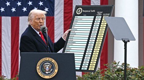 Donald Trump pronuncia un discurso en el jardín de la Casa Blanca sobre los aranceles recíprocos mientras sostiene un gráfico con los países afectados