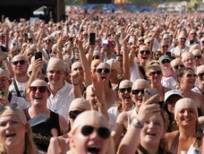 El locutor de la BBC Greg James se propuso juntar 2.000 personas con las gorras de cabezas calvas; finalmente fueron 22.000 los fanáticos que se sumaron al reto.&nbsp;