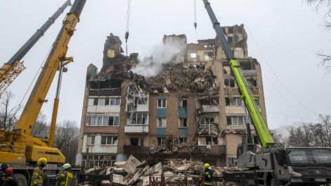 Equipos de rescate ucranianos trabajan en el lugar del ataque ruso contra un edificio residencial de gran altura en Ternópil, al oeste de Ucrania, el 20 de noviembre de 2025, en el marco de la invasión rusa.