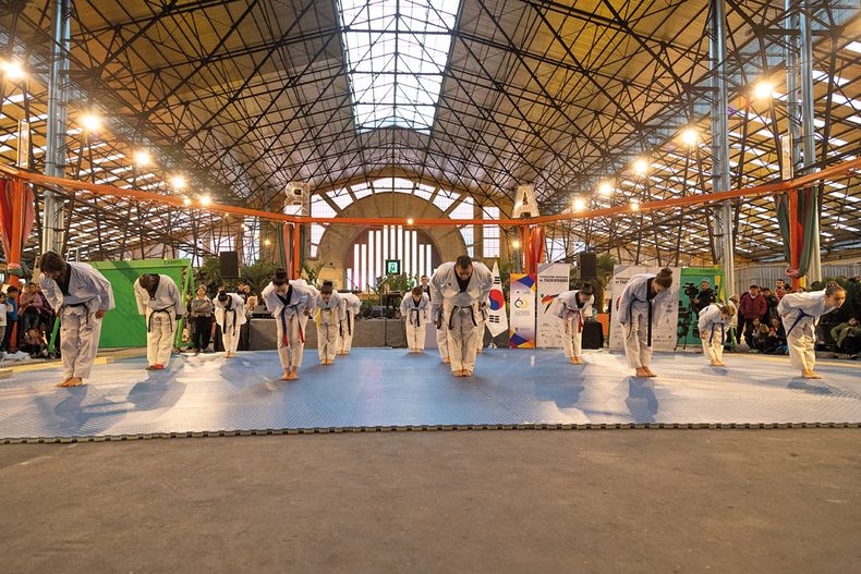El equipo coreano Kukkiwon realizó una demostración de taekwondo durante la celebración realizada en el Espacio Modelo.
