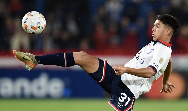 Thiago Helguera, futbolista de Nacional, durante un partido de la Copa Libertadores 2024. Foto: Dante Fernández, AFP