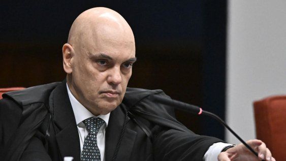 El magistrado de la Suprema Corte de Brasil, Alexandre de Moraes, asiste al juicio por intento de golpe de Estado del expresidente de Brasil Jair Bolsonaro este martes, en el Supremo Tribunal Federal en Brasilia (Brasil)