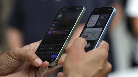 Personas interactúan con el nuevo iPhone 17 de Apple en un evento de lanzamiento de productos de Apple en el campus de Apple Park en Cupertino, California, EE.UU.