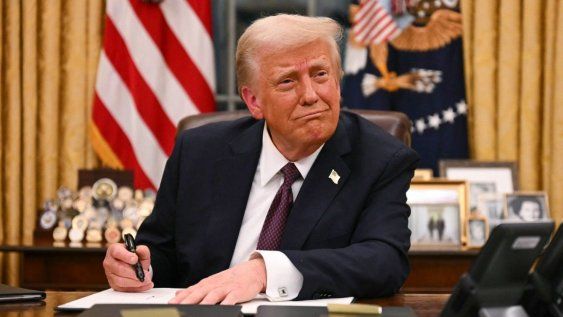 Donald Trump, en su despacho en la Casa Blanca, firmando las primeras resoluciones de su segundo mandato Donald Trump, en su despacho en la Casa Blanca, firmando las primeras resoluciones de su segundo mandato