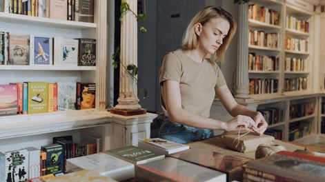 Envolver paquetes y ordenar libros con calma son tareas que pueden contribuir a la relajación sin pretensiones.