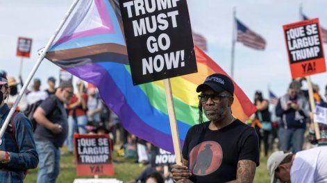 Manifestantes ondean banderas LGBT+ y pancartas contra Trump en Washington D.C., el 5 de noviembre de 2025.
