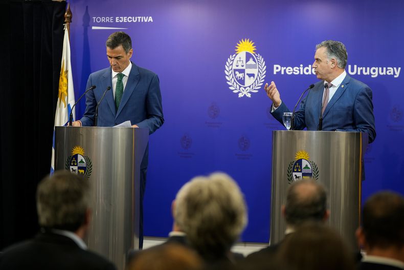 Pedro Sánchez y Yamandú Orsi durante la conferencia de prensa conjunta.&nbsp;