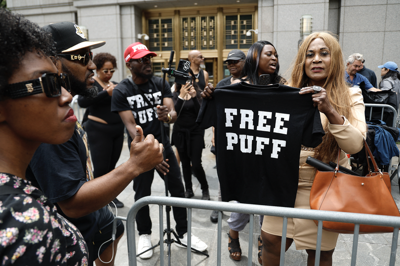 La gente corea consignas durante el juicio de Sean Combs por tráfico sexual y crimen organizado en el Tribunal Federal de Manhattan el 26 de junio de 2025 en la ciudad de Nueva York