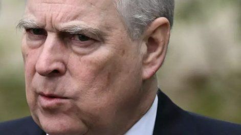 El rey británico ha despojado a su hermano Andrés de todos sus títulos y lo ha expulsado de su residencia en la finca de Windsor.