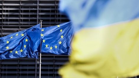 Bandera de Ucrania y de la Unión Europea. Foto: AFP