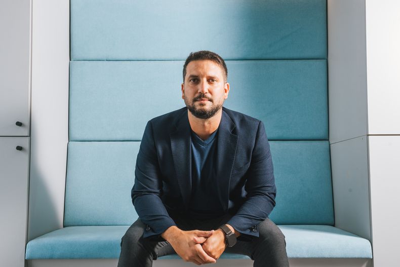 Emiliano Chinelli en las oficinas de Promtior.