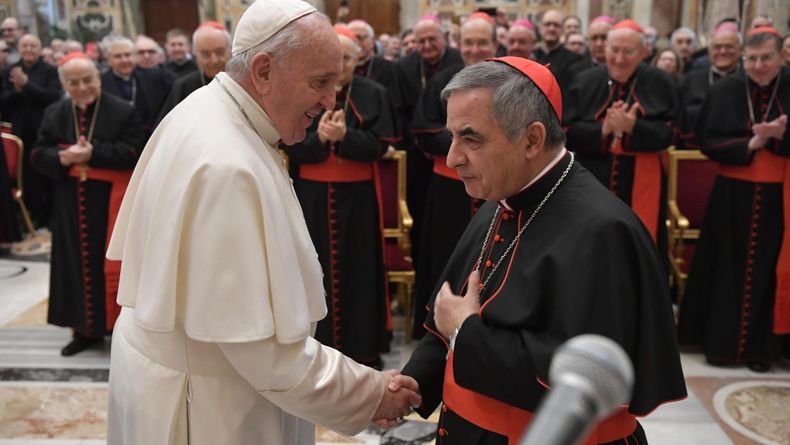 El papa Francisco saluda a Angelo Becciu