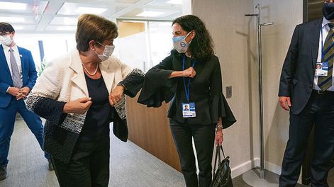 En 2021, la ministra Azucena Arbeleche y la directora gerenta del FMI, Kristalina Georgieva, en Washington