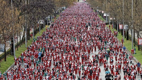 Con 11.000 inscriptos, la Carrera Solidaria de Papá Noel de Madrid batió su propio récord de participantes. Con 11.000 inscriptos, la Carrera Solidaria de Papá Noel de Madrid batió su propio récord de participantes.