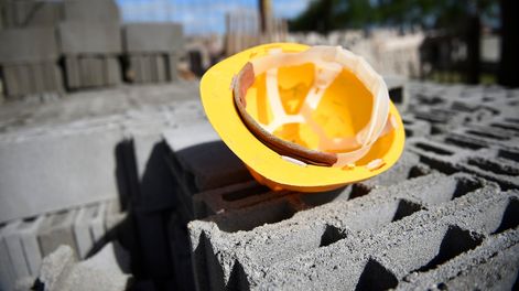 Casco de construcción en una obra