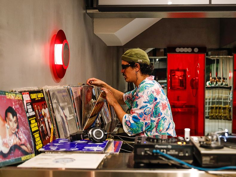 Bares que le dan nueva vida al vinilo en Punta del Este