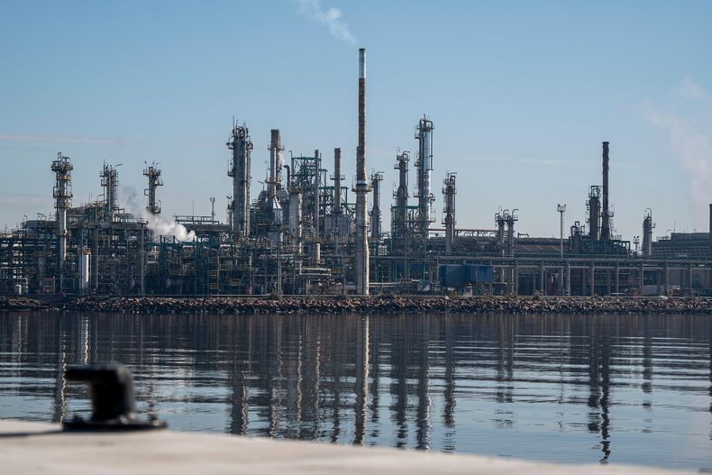 Vista de la refinería de La Teja, desde el Puerto Capurro.