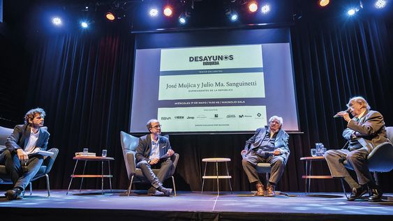 Editor de Política de Búqueda Guillermo Draper, director periodístico de Búsqueda Andrés Danza y los expresidentes José Mujica y Julio María Sanguinetti