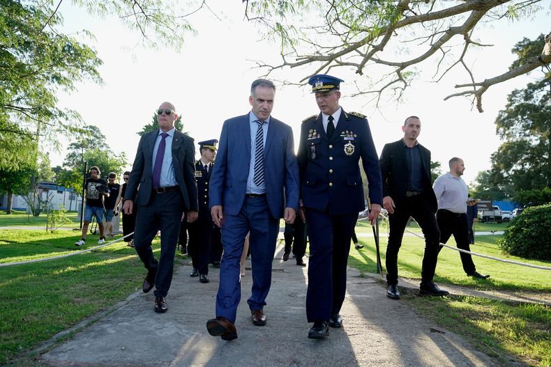 José Manuel Azambuya, director de la Policía Nacional, junto al presidente Yamandú Orsi