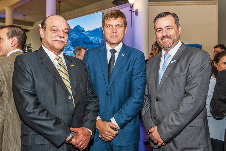 Embajador de Ecuador Roberto Illingworth, embajador de Paraguay Juan Manuel Brunetti y director de Relaciones Internacionales de Anep Héctor Goñi