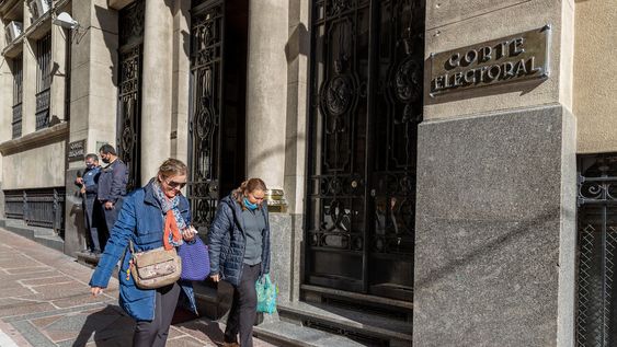 Edificio de la Corte Electoral en Ciudad Vieja. Foto: Mauricio Zina / adhocFOTOS Edificio de la Corte Electoral en Ciudad Vieja. Foto: Mauricio Zina / adhocFOTOS