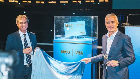 El country manager de Visa César Ruiz descubre la tarjeta junto al presidente del BROU Álvaro García.