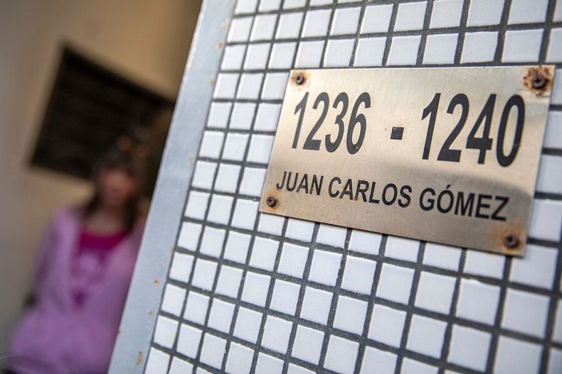 Romina Celeste Papasso tras declarar en la audiencia por el caso Penadés en el Juzgado de Juan Carlos Gómez, en Montevideo. Foto: Mauricio Zina, adhocFOTOS