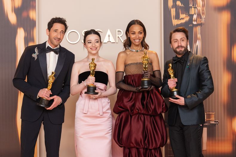 Los ganadores del Oscar a Mejor actor y actriz, Adrien Brody y Mikey Madison, y a Mejor actriz y actor de reparto, Zoe Saldaña y Kieran Culkin, con sus estatuillas en el backstage de la ceremonia