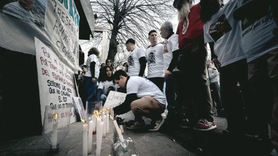Familiares de víctimas mortales por el uso de fentanilo en Argentina prenden velas durante una manifestación, en una fotografía de archivo. Familiares de víctimas mortales por el uso de fentanilo en Argentina prenden velas durante una manifestación, en una fotografía de archivo.
