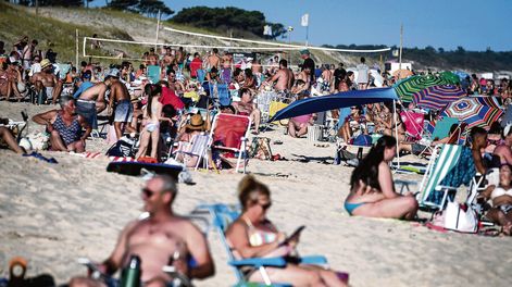 Búsqueda | La falta de acatamiento a medidas como el uso de tapabocas, la distancia social y las burbujas se repite en varias zonas de la costa. Foto: Javier Calvelo