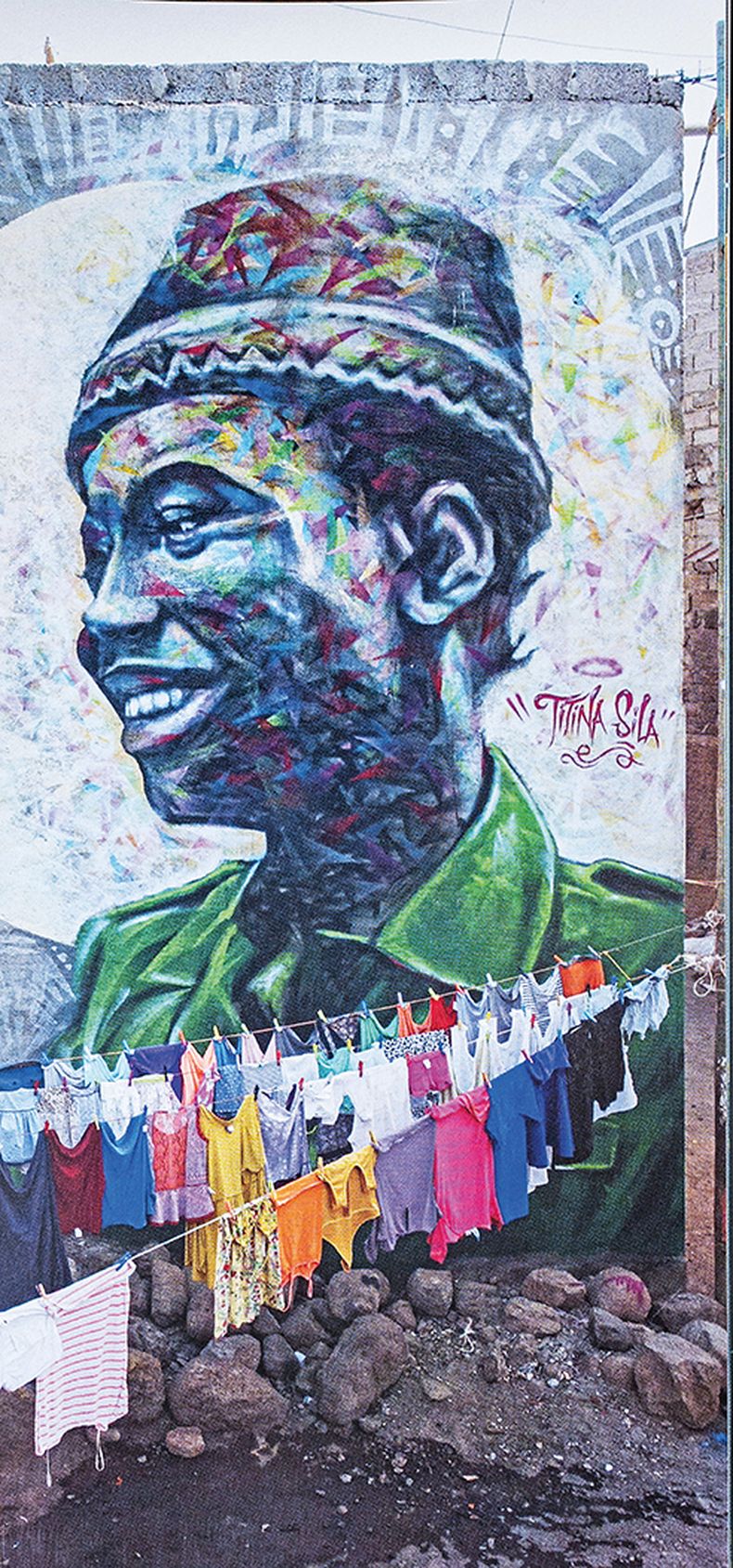 Titina Silá, obra de Blankslave, artista keniata que suele retratar a estrellas del deporte, políticos y músicos, defensores del cambio social. Santiago, Cabo Verde, 2019