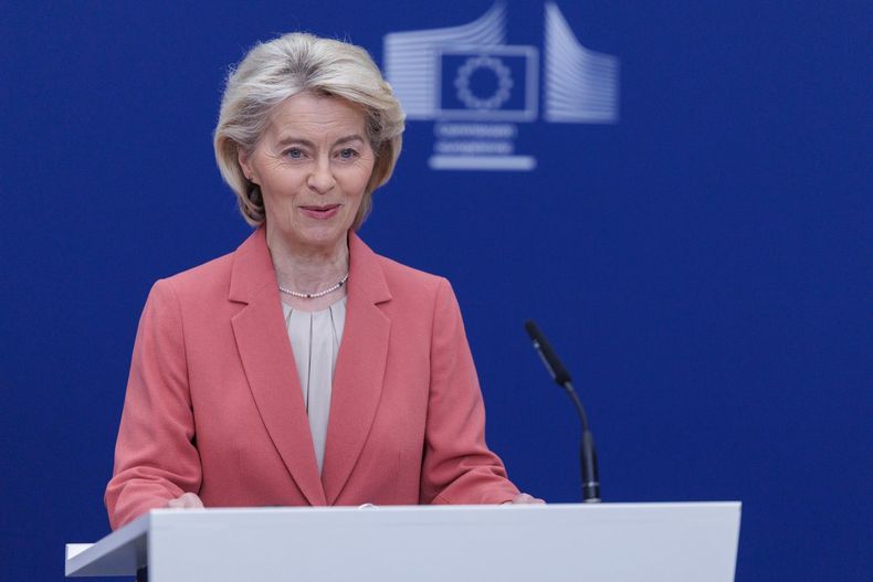 La presidenta de la Comisión Europea, Ursula von der Leyen, informa a la prensa sobre los últimos acontecimientos relacionados con Mercosur en la Comisión Europea, en Bruselas, Bélgica, el 27 de febrero de 2026.